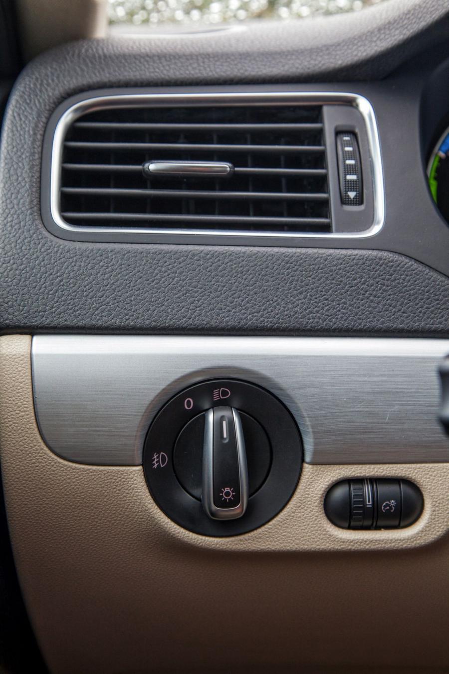  Volkswagen Jetta Hybrid 2012 года  (фото 44 из 133)